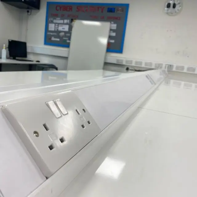 Bench dado trunking offering power solutions to all work stations. 

Complementing previous install of retractable sockets.

#electrician #power #office  #desk #table #job #lead #cheltenham